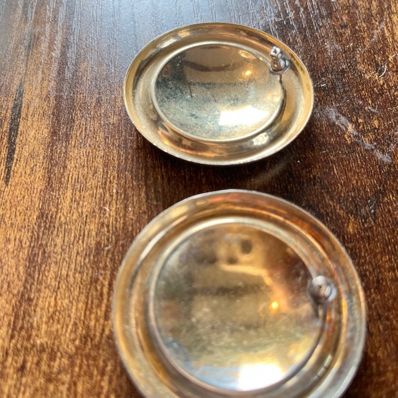 Round Vintage 1980s Earrings with Marbled Center - Picture 2 of 2